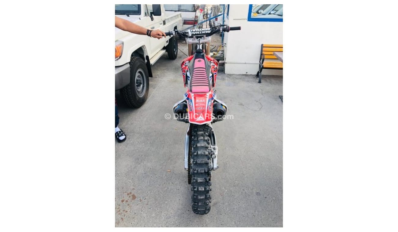 Honda CRF 450R DIRT BIKE IN MINT CONDITION