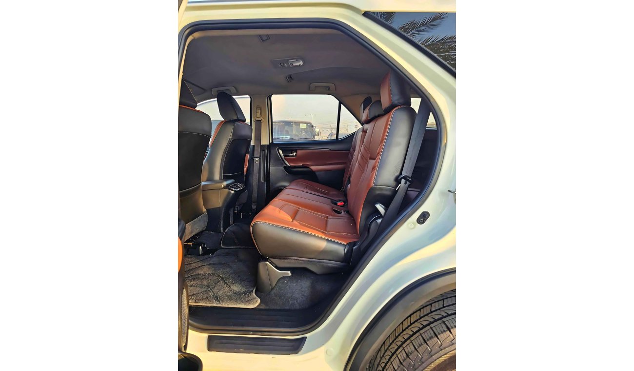 تويوتا فورتونر EXR V4 4WD/ GCC/ LEATHER SEATS/ LOW MILEAGE/ 1330 MONTHLY / LOT#11762