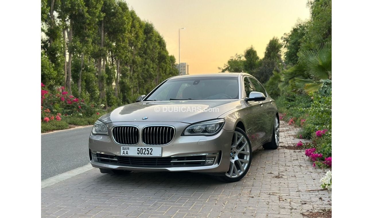 بي أم دبليو 750Li UAE Edition 4.4L - 2014 - GCC Specs - V8 - twin-turbo - 445 horsepower - Perfect Condition