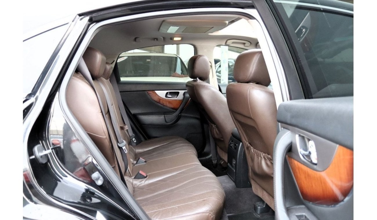 Infiniti QX70 Luxury ACCIDENTS FREE - GCC - FULL OPTION - PERFECT CONDITION INSIDE OUT