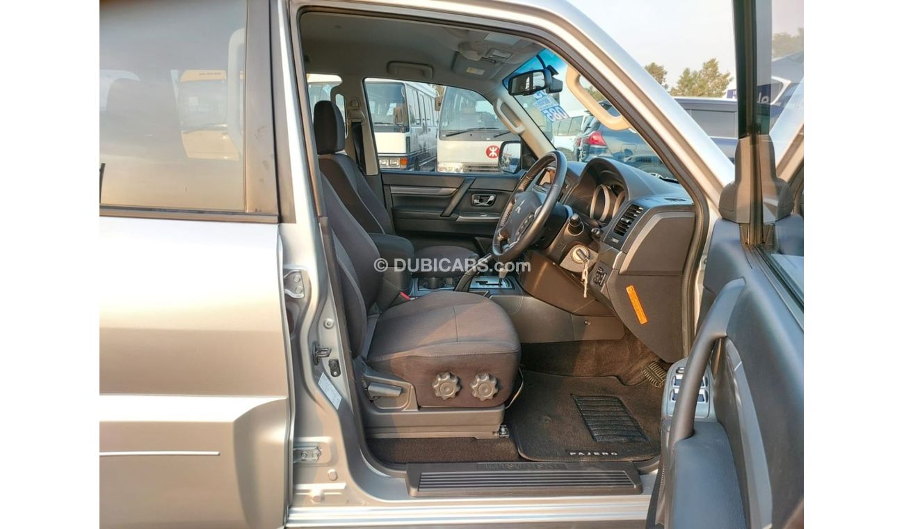 ميتسوبيشي باجيرو MITSUBISHI PAJERO RIGHT HAND DRIVE 2021 MODEL 3.2 L DIESEL AUTOMATIC(PM01959)