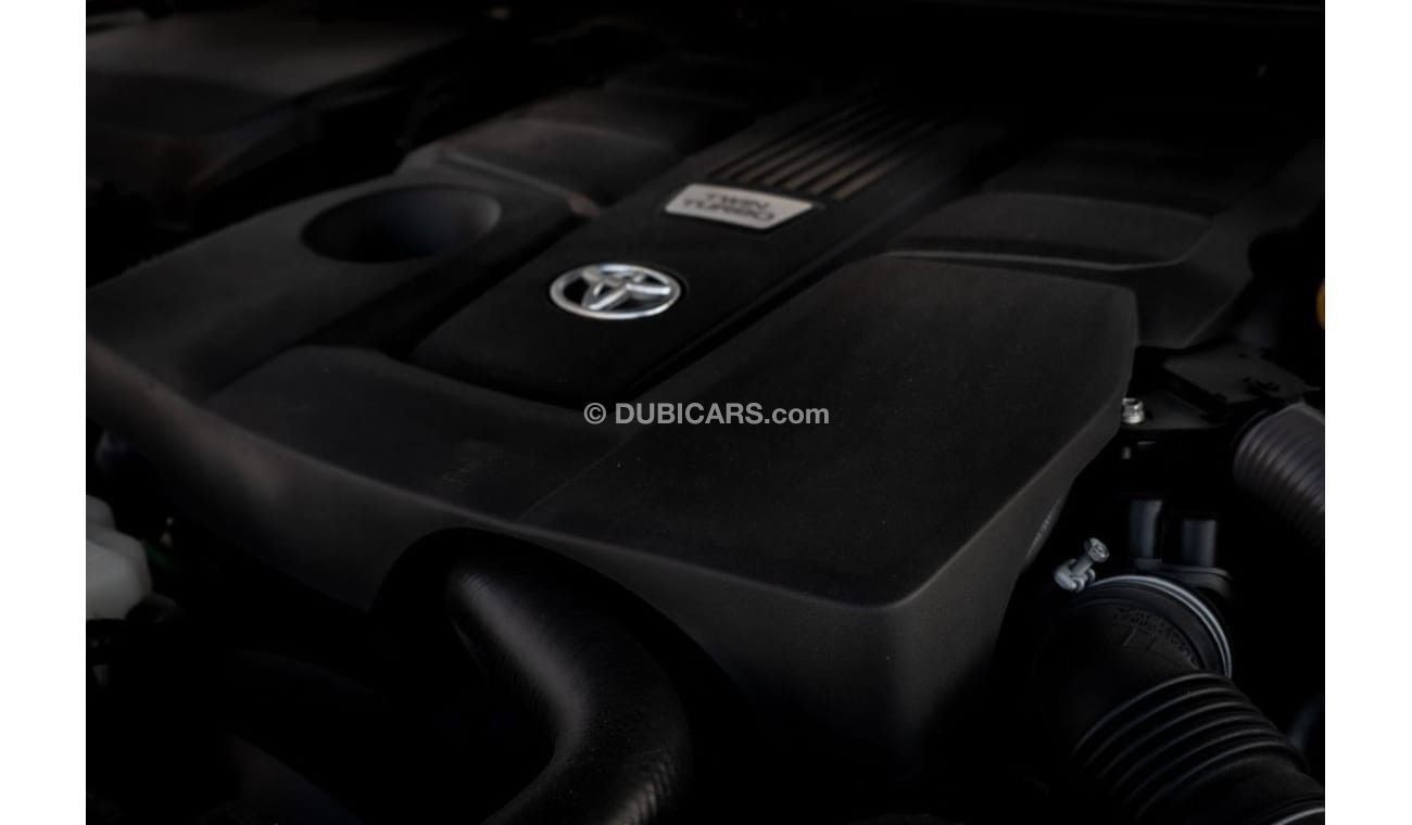 تويوتا لاند كروزر VXR 3.5L Toyota Land Cruiser VXR Twin Turbo 2022 GCC under Agency Warranty with Flexible Down-Paymen