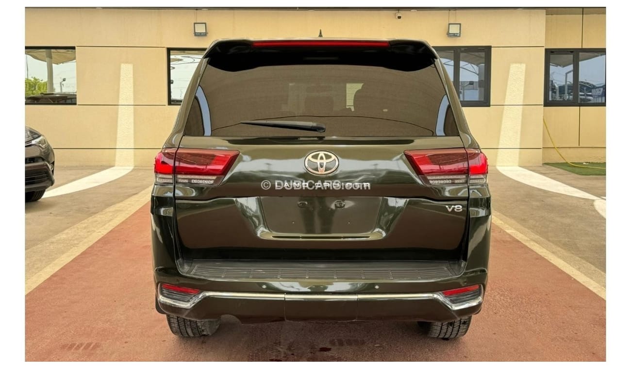 Toyota Land Cruiser GXR Toyota Land cruiser ---- facelifted to 2024 , 4-wheel drive- cool box- parking sensors