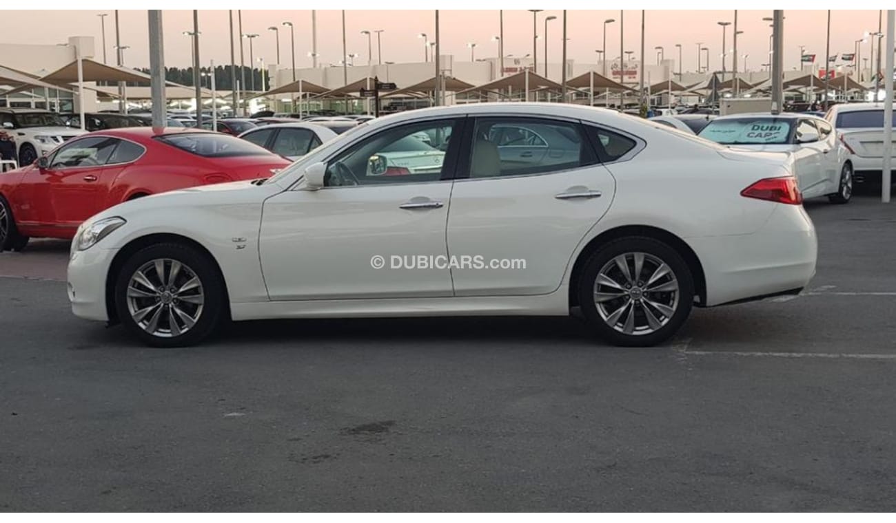 Infiniti Q70 Infinity Q70 model 2014 GCC car prefect condition full option sun roof leather seats navigation sen