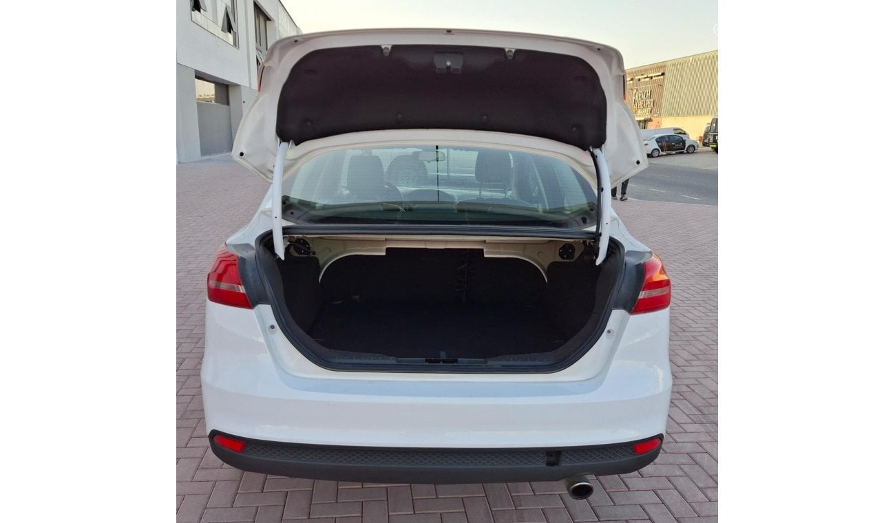 فورد فوكاس Ambiente 1.6L Hatchback