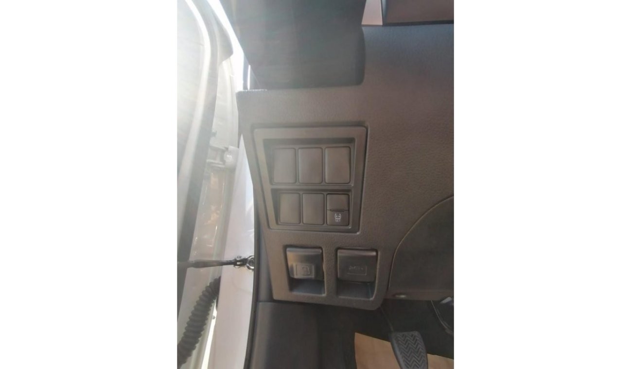 تويوتا هيلوكس TOYOTA hILUX DOUBLE CAB MT 4 × 4 ( GLX Auto)