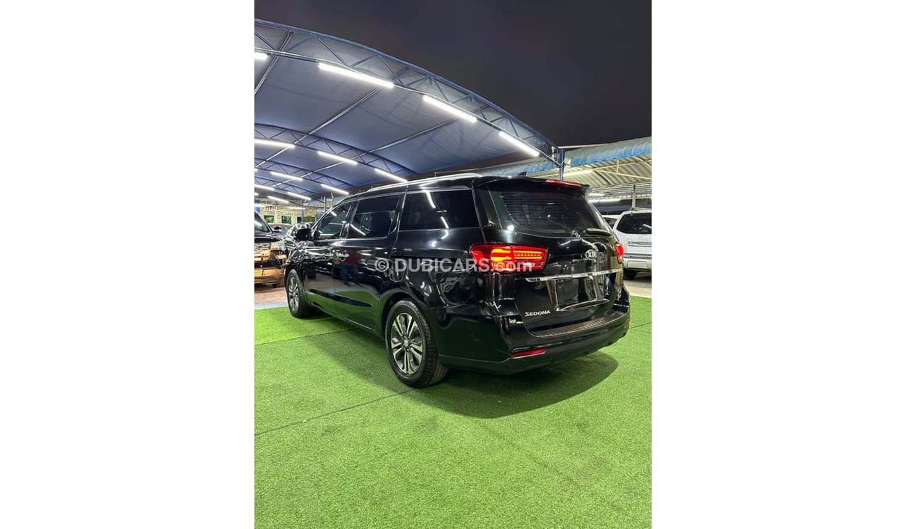 Kia Sedona Car is very good and clean Canada 3.3 engine 2019 fool