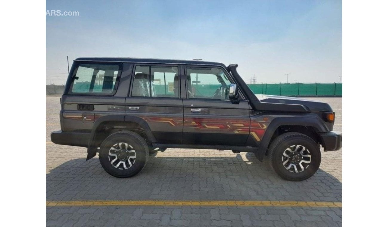 تويوتا لاند كروزر 70 2024 Toyota Land Cruiser LC76 LX-Z 5-Door Hardtop 4.5L V8 Diesel M/T 4x4 (Export Only)