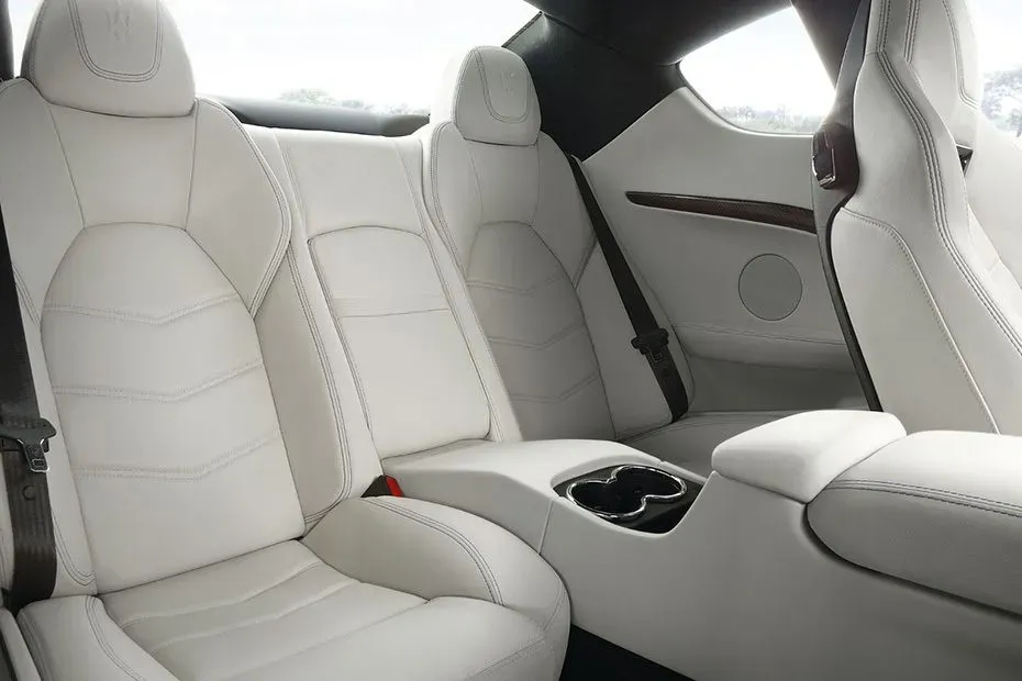 مازيراتي جران توريزمو interior - Back Seats