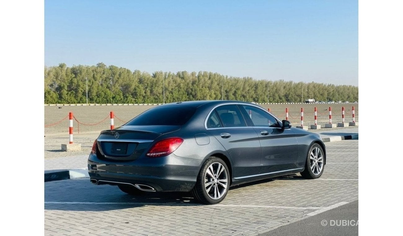 مرسيدس بنز C 300 لاكجري