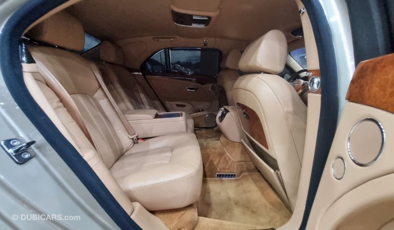 بنتلي مولسان BENTLEY MULSANNE V8 6.8L 2011 IN BEAUTIFUL CONDITION FOR 220K AED