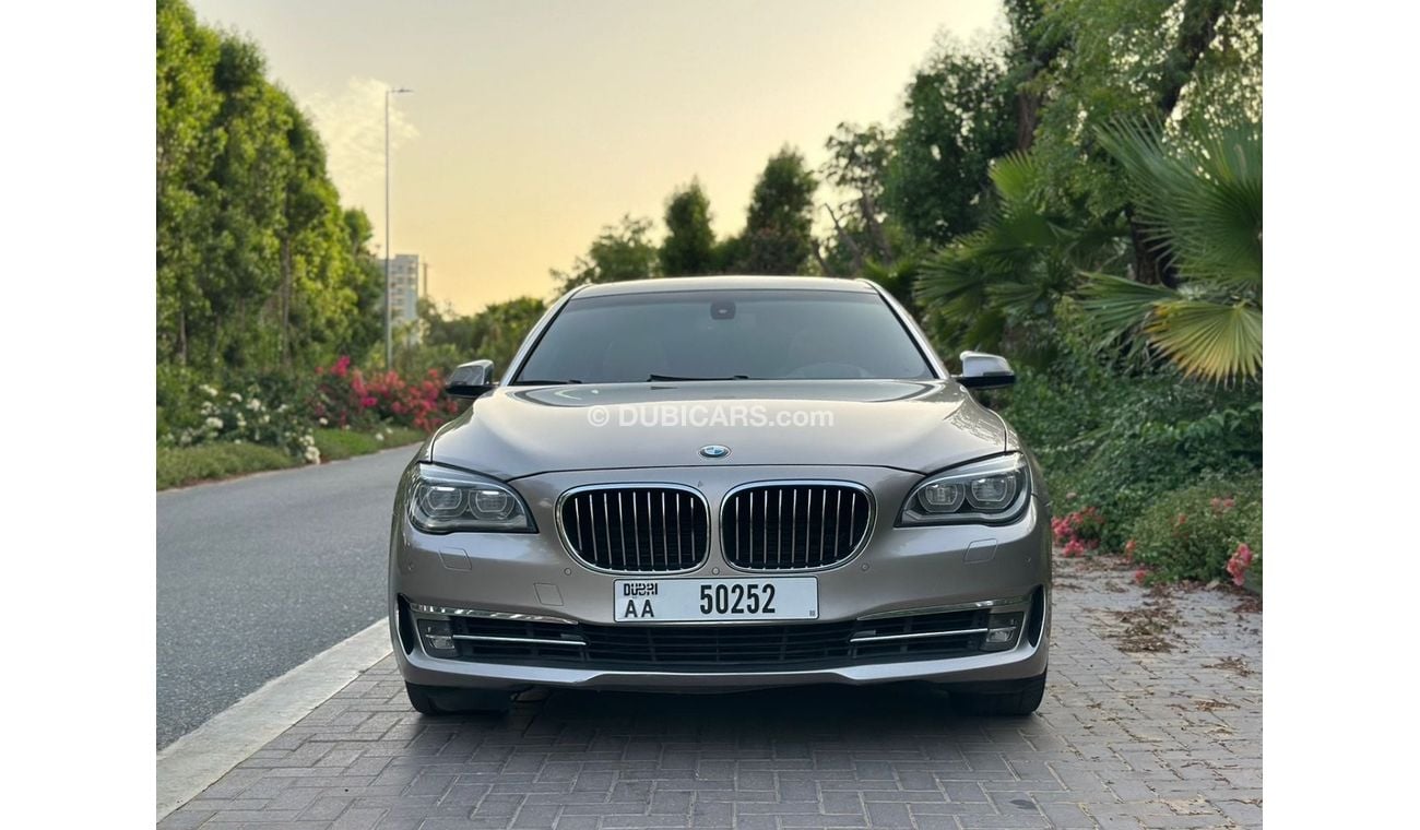 بي أم دبليو 750Li UAE Edition 4.4L - 2014 - GCC Specs - V8 - twin-turbo - 445 horsepower - Perfect Condition